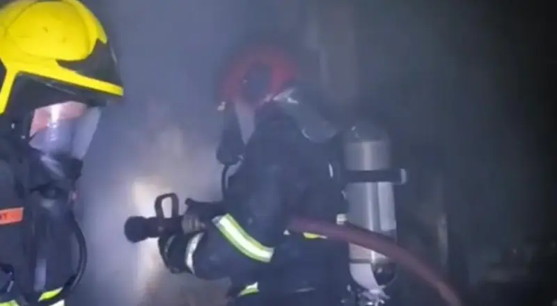 Bombeiros resgatam homem com vida durante incêndio em residência na Cachoeirinha