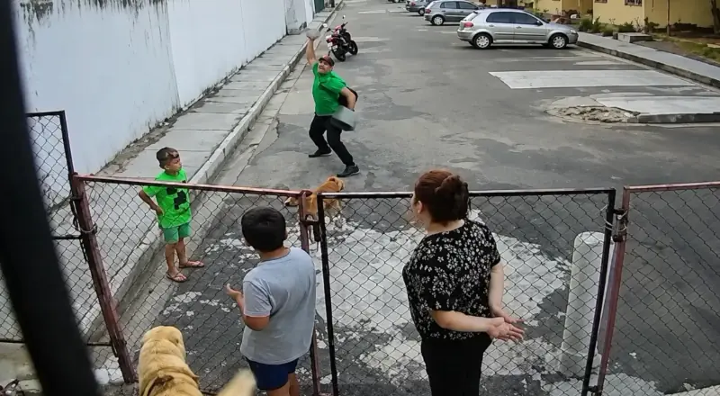 Revoltante: homem joga pedra contra cachorro e quase atinge crianças em Manaus