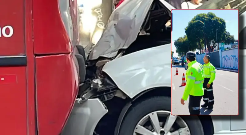 Carro fica destruído após bater na traseira de ônibus no Centro de Manaus