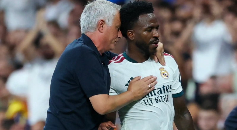 “Vini e mais dez”: Mourinho banca brasileiro após vaias pesadas no Bernabéu