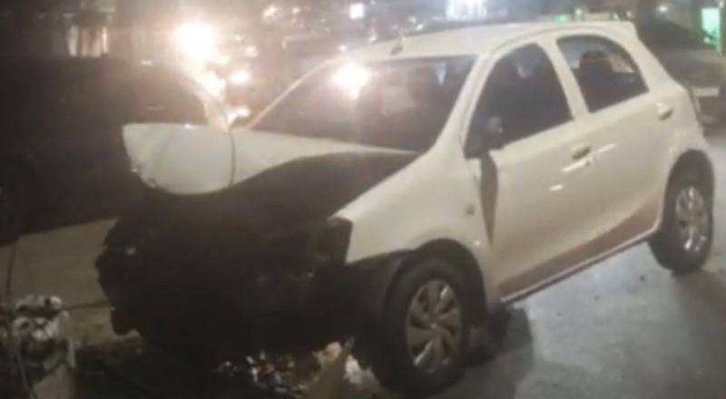 Pancada forte: carro fica destruído após bater contra poste na Efigênio Sales, em Manaus; veja vídeo
