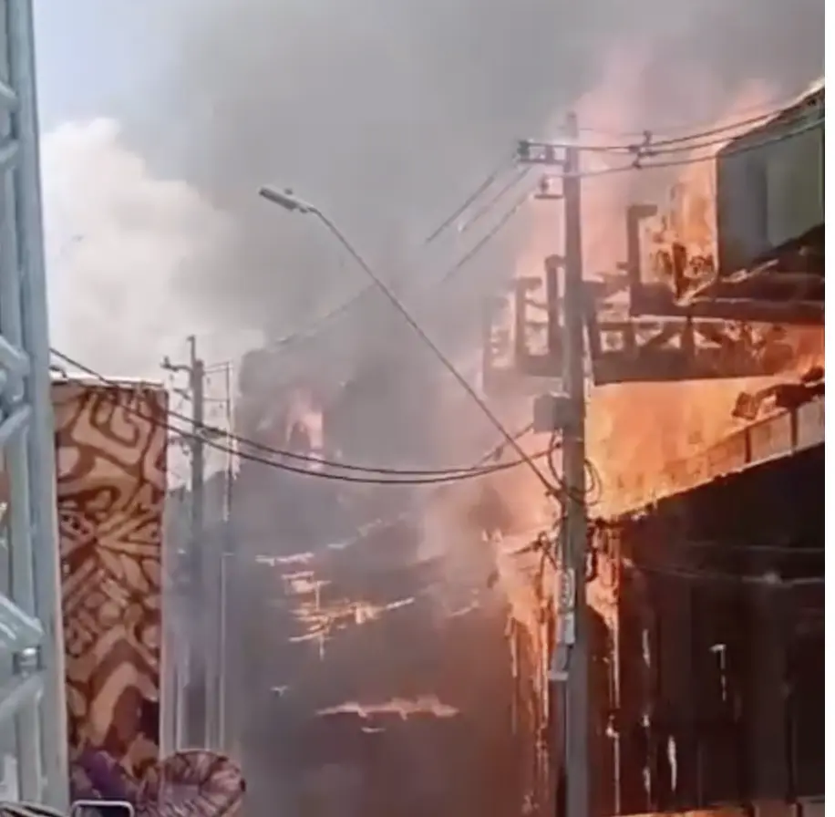 Urgente: incêndio atinge antigo prédio do Banco da Amazônia no Centro de Manaus