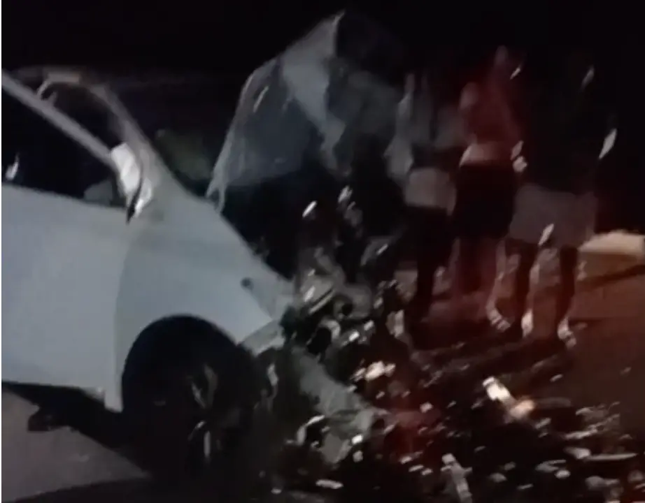 Tragédia na estrada: acidente deixa um homem preso nas ferragens e outro morrendo se afogando no próprio sangue; cenas fortes