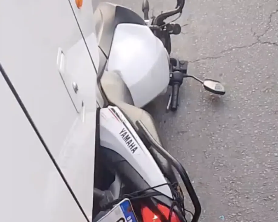 Cenas fortes: grave acidente deixa motociclista ferido e moto presa debaixo de ônibus no bairro Cidade Nova