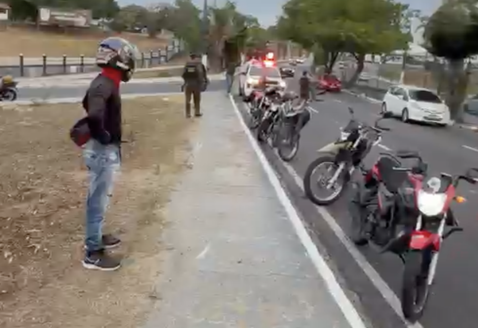 Motociclista fica gr4vemente fer1do após ser atingido por veículo na Ponta Negra; cenas f0rtes