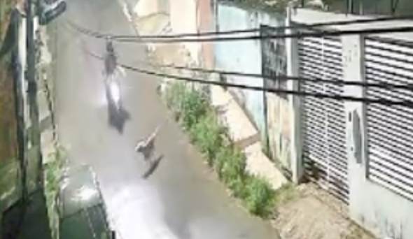 Susto no Alvorada: Caramelo cruza a rua e provoca queda de motociclista em Manaus; cenas fortes