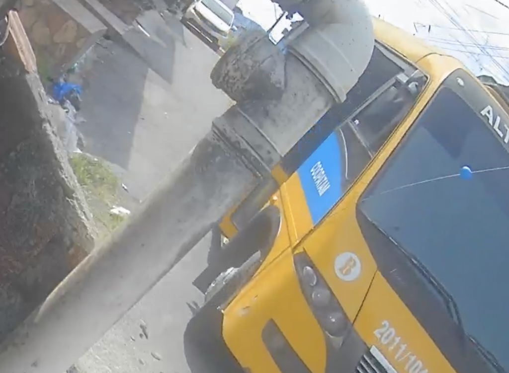 Urgente: Ônibus perde o controle após falha no freio e invade casa em Manaus