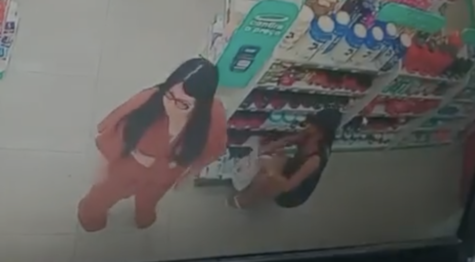 Veja quem são as mulheres flagradas colocando produtos em sacolas e saindo de drogaria sem pagar em Manaus