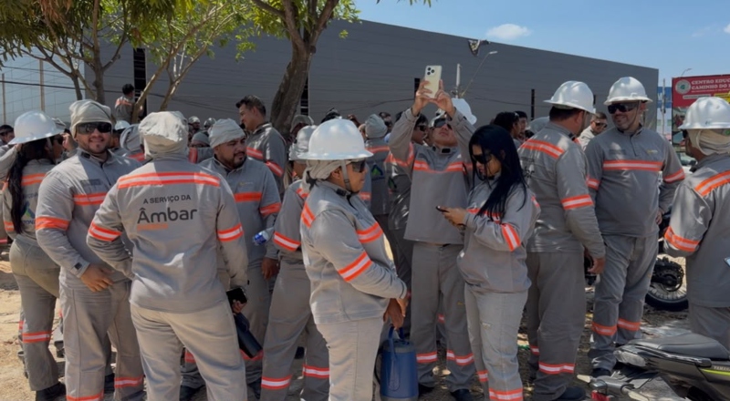 Eletricistas terceirizados da Âmbar paralisam atividades em Manaus exigindo reajuste salarial e melhores condições de trabalho; vídeo