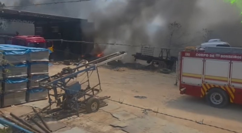 Incêndio em empresa de transportes mobiliza bombeiros no Distrito Industrial