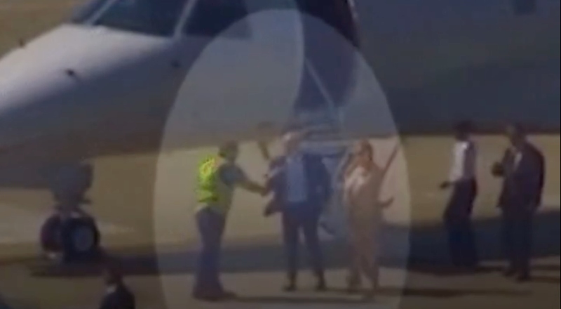 Jatinho e contrato de R$ 50 milhões: Moraes e esposa aparecem desembarcando de jatinho ligado a Vorcaro; veja vídeo