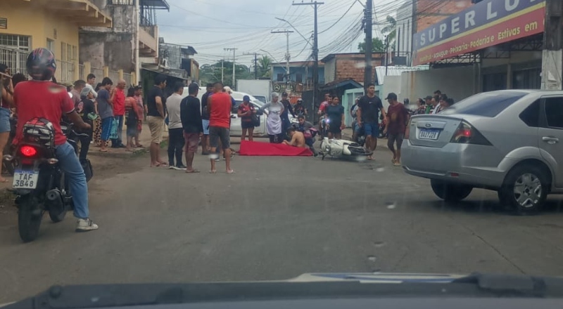 Motociclista morre após ser atingida por caçamba em Manaus; veja vídeo