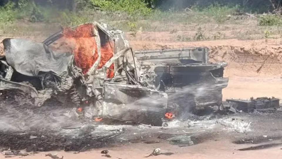 Gr4ve ac1dente entre carros deixa fer1dos e uma pessoa carboniz4da; imagens f0rtes
