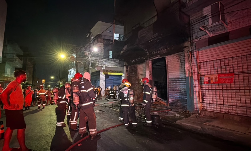 Incêndio de grandes proporções atinge padaria no bairro Educandos, em Manaus