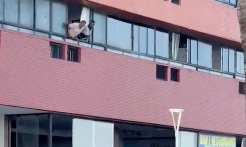 “Deu ruim pro Ricardão”: suposto amante tenta escapar pela janela de flat e sofre queda grave; veja vídeo