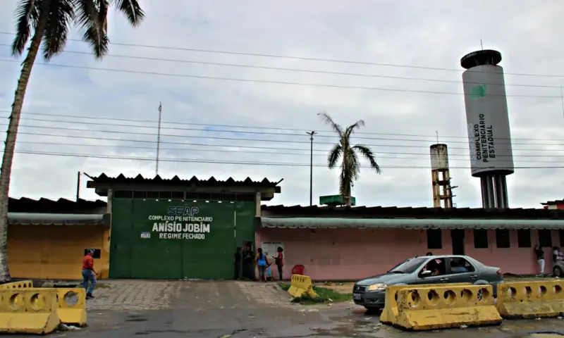 Urgente: detentos fazem rebelião no Compaj e mantêm policiais como reféns