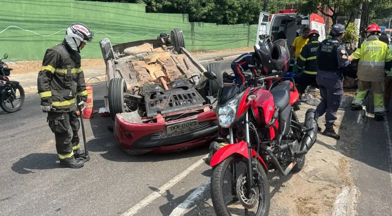 Motorista fica ferido após carro bater em carreta e capotar na avenida Rodrigo Otávio