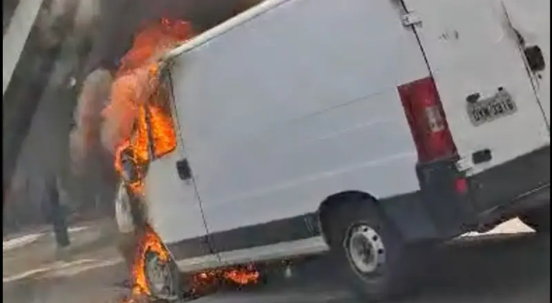 Carro pega fogo e assusta pessoas que passavam pela avenida Noel Nutelss