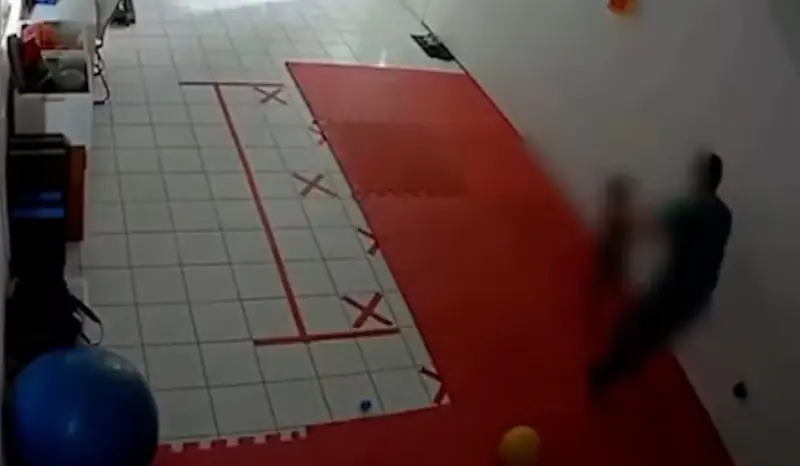 Criança autista e não verbal sofre fratura grave após ser arremessada ao chão durante sessão terapêutica