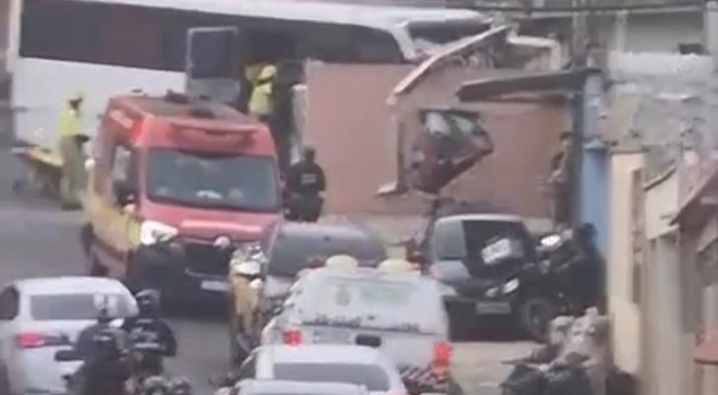Micro-ônibus perde o controle e atinge duas residências em Manaus; veja vídeo