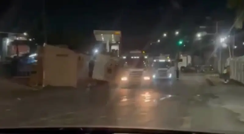 Carreta com contêiner tomba e destrói fachadas de comércios na Zona Sul de Manaus