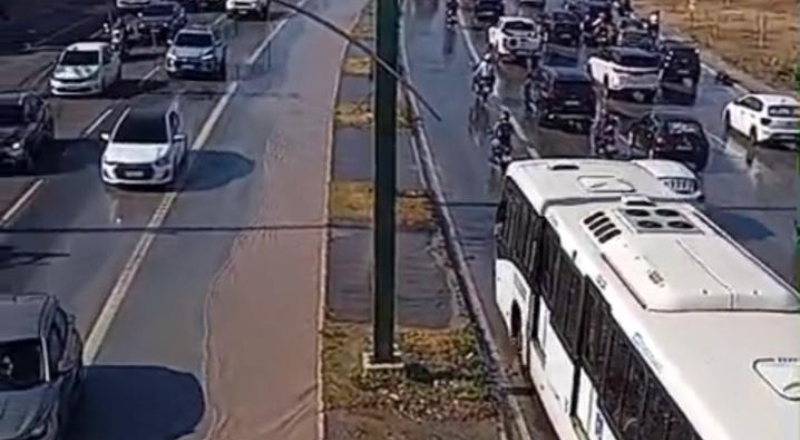 De novo? Vazamento de água na Torquato Tapajós mostra falta de gestão da Águas de Manaus