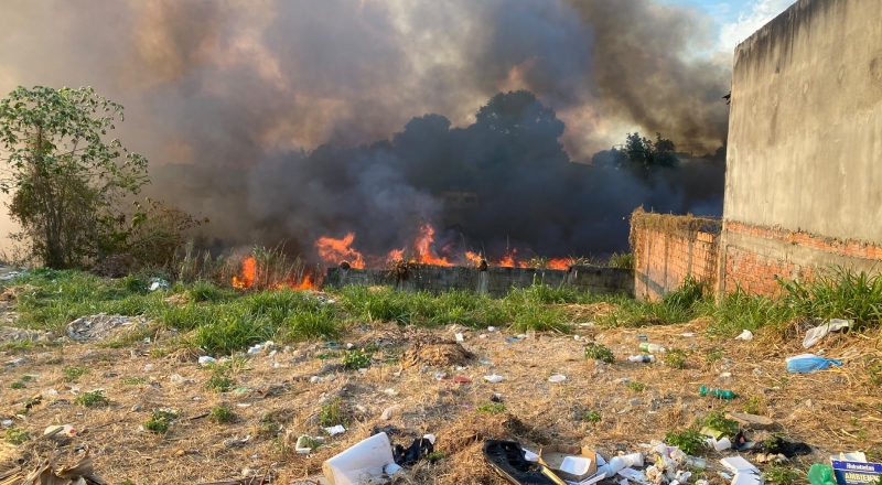 Urgente: Incêndio de grandes proporções atinge área de mata no bairro Santo Antônio; veja vídeo