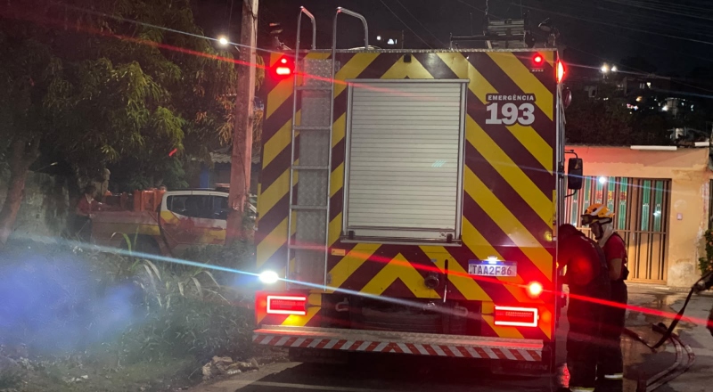 Incêndio assusta moradores no bairro Riacho Doce 2; veja vídeo
