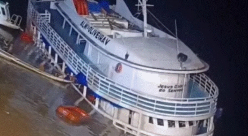 Embarcação naufraga parcialmente durante viagem para Manaus e passageiros são resgatados