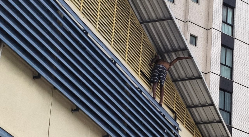 Urgente: homem invade escola em Manaus armado com faca